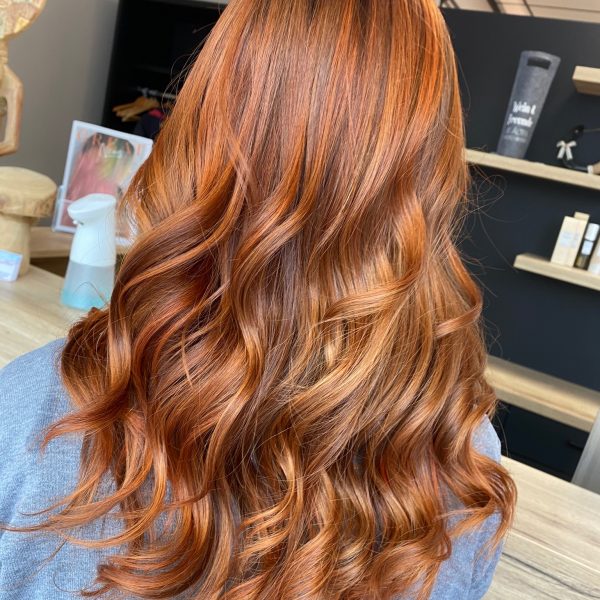 Balayage in Kupfertönen - Ein warmer und lebendiger Look für dein Haar.